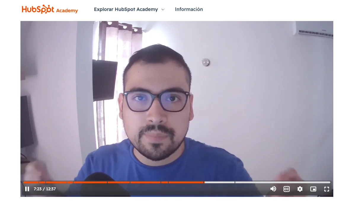 Vista previa de Jorge Fuentes Zapata impartiendo la lección de limpieza de datos en HubSpot Academy